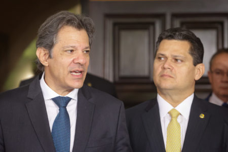Presidente do Senado, Davi Alcolumbre (União-AP), e ministros da Fazenda, Fernando Haddad, falam à imprensa após reunião com senadores sobre a agenda legislativa Metrópoles