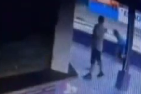 Imagem colorida de homem atirando em pessoas em situação de rua. Metrópoles