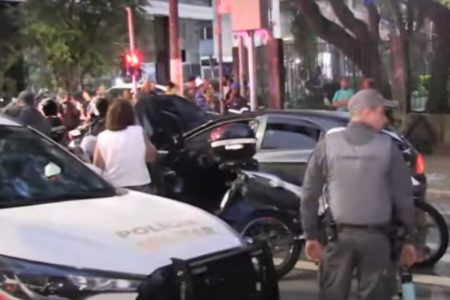 Imagem colorida de carro usado pelos suspeitos em fuga. Metrópoles