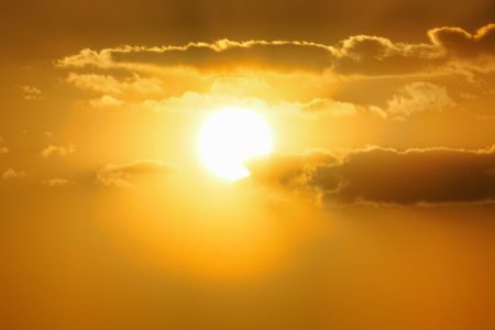 Foto de sol entre nuvens técnico industrial em meteorologia - Metrópoles