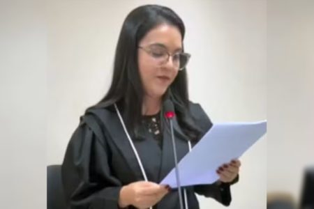 Imagem colorida de Juiza lendo carta - Metrópoles