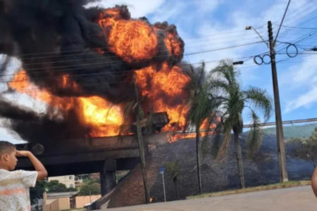 Imagem colorida, Veja momento em que caminhão-tanque explode após colisão no PR. Vídeo - Metrópoles