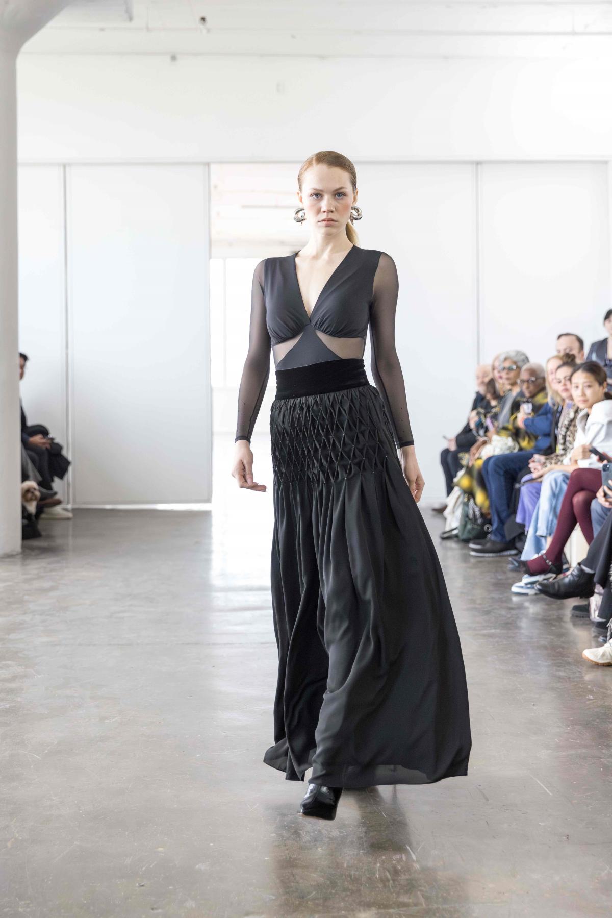 Na imagem com cor, foto de marcas brasileiras desfilando na New York Fashion Week - metrópoles