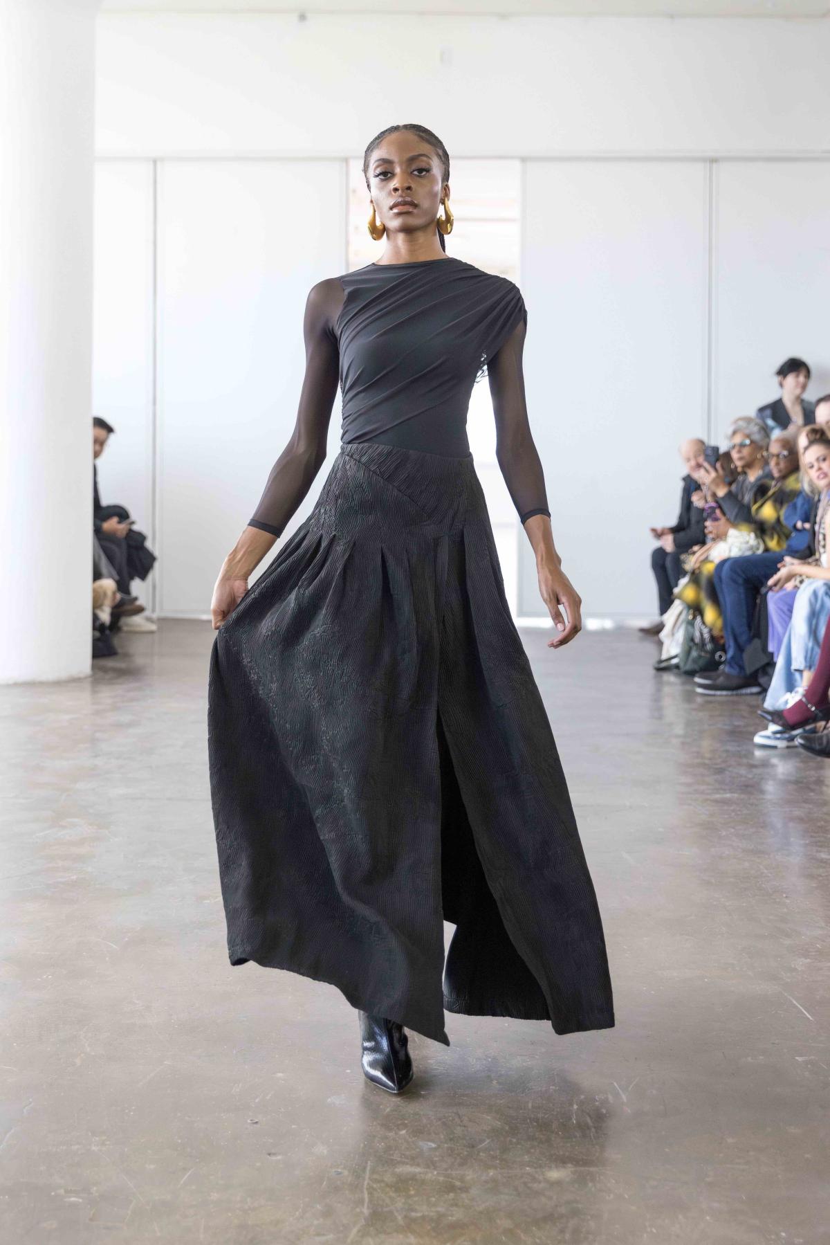 Na imagem com cor, foto de marcas brasileiras desfilando na New York Fashion Week - metrópoles