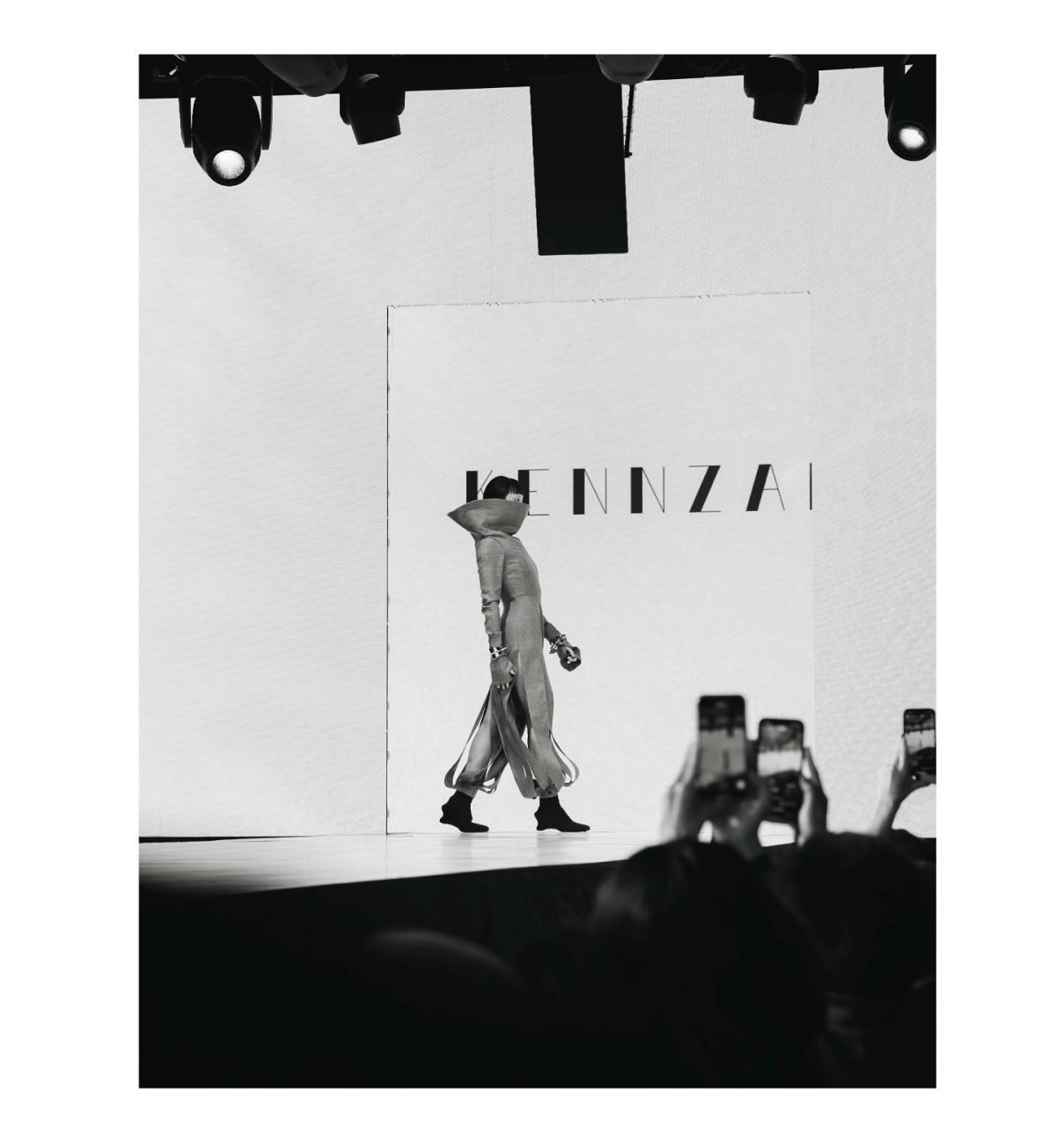Na imagem com cor, foto de marcas brasileiras desfilando na New York Fashion Week - metrópoles