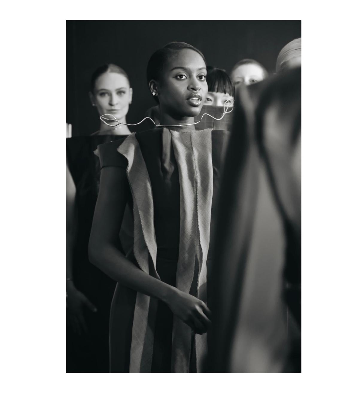 Na imagem com cor, foto de marcas brasileiras desfilando na New York Fashion Week - metrópoles