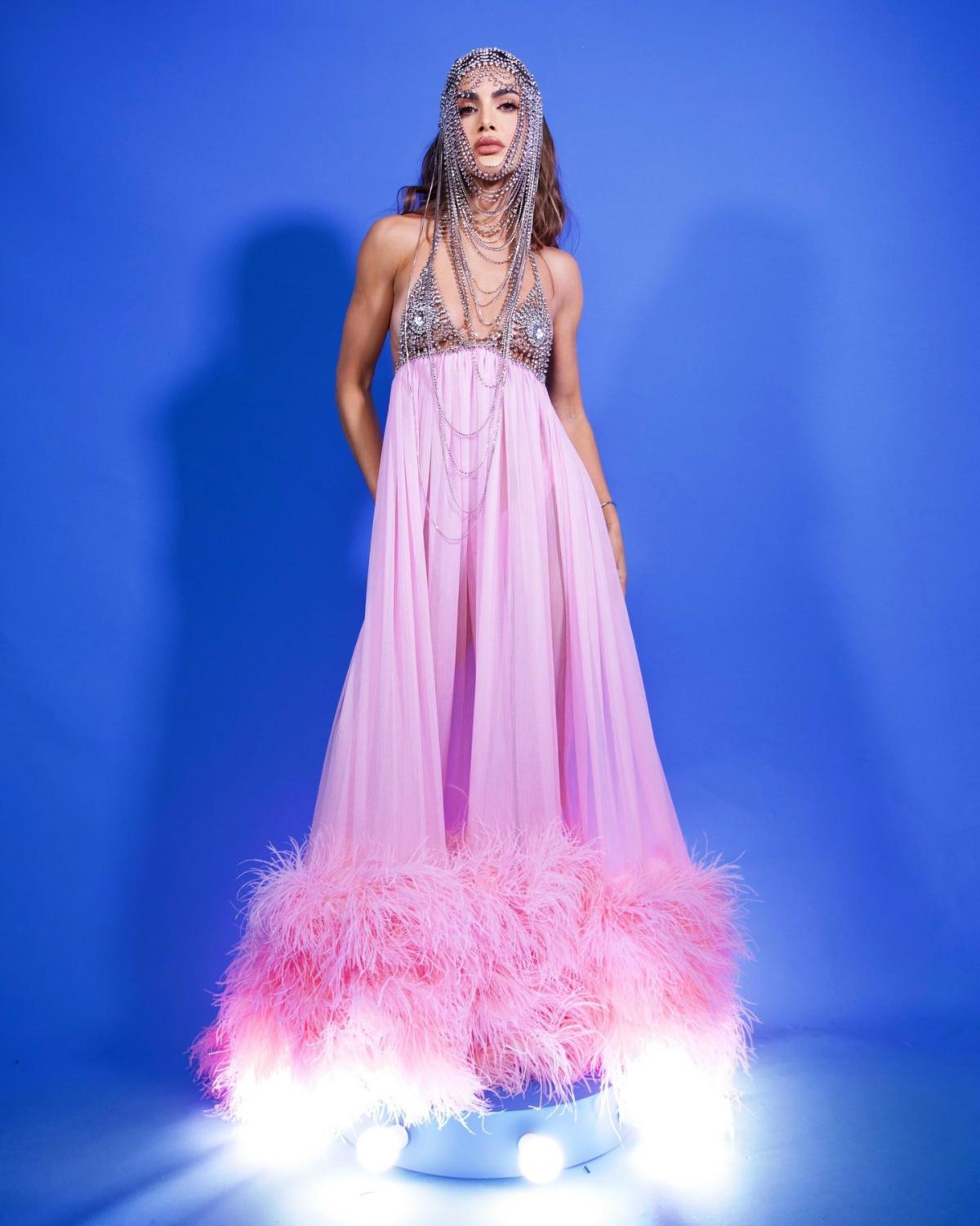Na imagem com cor, foto de marcas brasileiras desfilando na New York Fashion Week - metrópoles