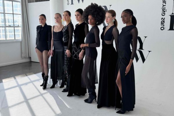 Na imagem com cor, foto de marcas brasileiras desfilando na New York Fashion Week - metrópoles