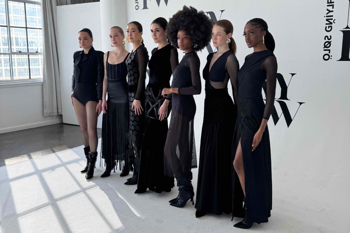 Na imagem com cor, foto de marcas brasileiras desfilando na New York Fashion Week - metrópoles