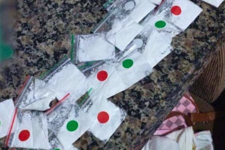 imagem colorida. Delivery de cocaína