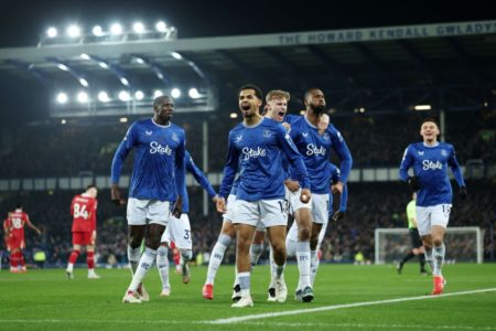 Imagem colorida dos jogadores do Everton comemorando gol - Metrópoles