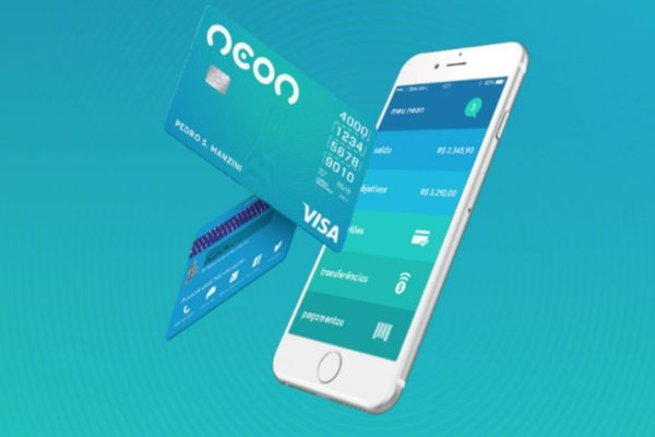 Imagem de telefone celular exibindo aplicativo do Banco Neon. Ao lado, dois cartões de crédito do banco - Metrópoles