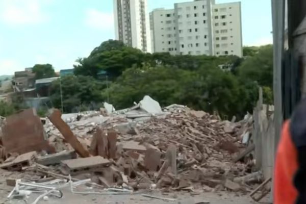 O Corpo de Bombeiros informou que a edificação já está segura. Um homem, que teve fratura exposta na perna, foi encaminhado ao PS Mandaqui