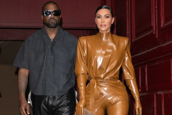 Foto colorida de Kim Kardashian e Kanye West - Metrópoles