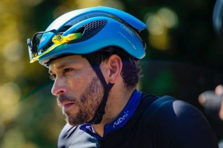 Imagem colorida mostra o ciclista Vitor Medrado, assassinado em assalto - Metrópoles