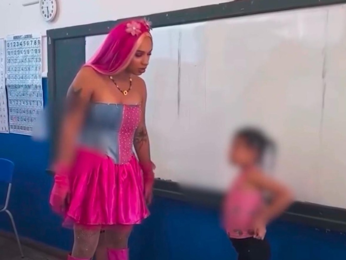 prefeitura Professora trans se vestiu de princesa