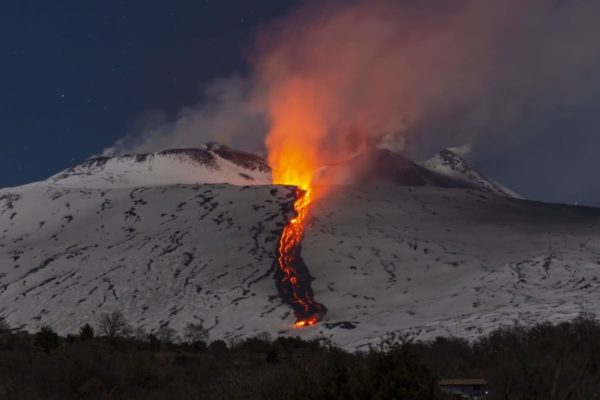 Foto colorida de vulcão Edna em erupção - Metrópoles