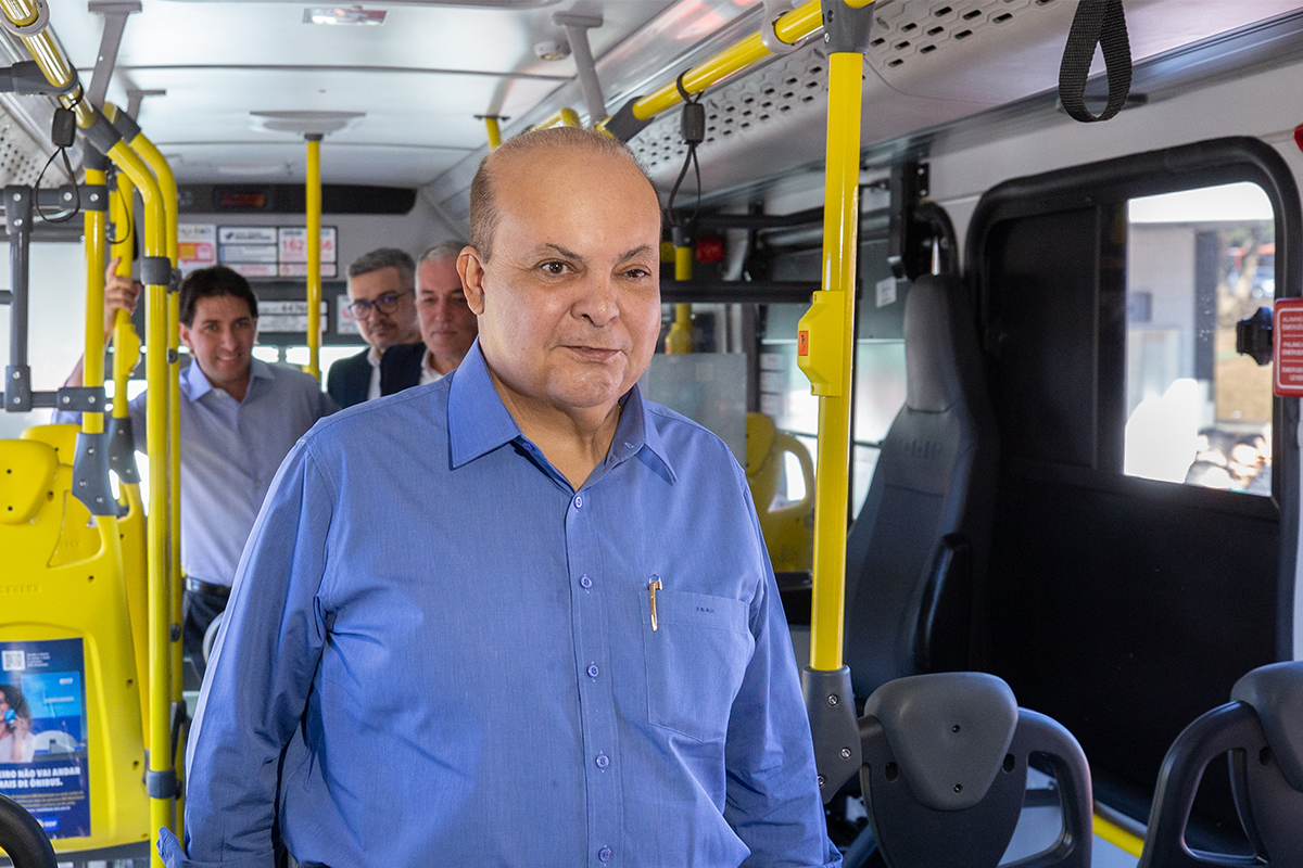 O governador Ibaneis Rocha faz a entrega de 78 novos ônibus para o transporte público em cerimônia no Eixão Sul, na manhã desta quinta-feira (29/8). Ônibus grandes e zebrinhas