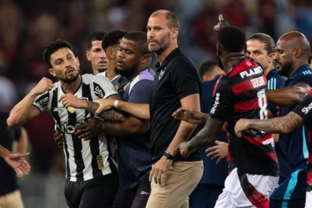 Imagem colorida da briga entre jogadores de Flamengo e Botafogo - Metrópoles