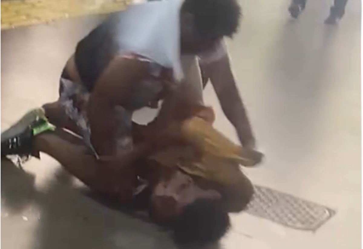 homens brigando