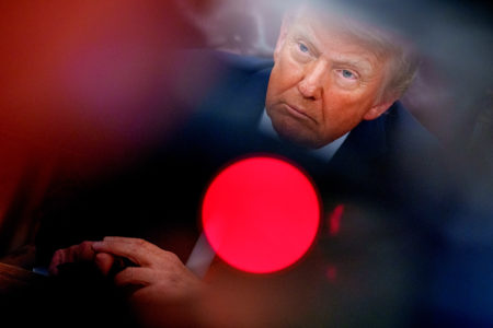 Presidente dos EUA, Donald Trump, é visto entre câmeras e luzes durante entrevista - Metrópoles