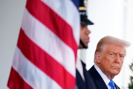 Presidente dos EUA, Donald Trump, olha para o fotógrafo - Metrópoles