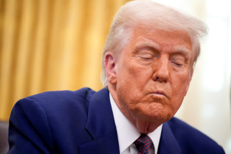 Presidente dos EUA, Donald Trump, com a expressão séria - Metrópoles