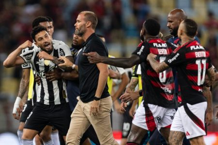Imagem colorida da confusão entre jogadores de Botafogo e Flamengo - Metrópoles
