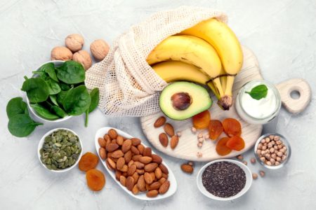 Foto de diversos alimentos como banana, espinafre, abacate, semente de abóbora, chia, oleaginosas. Alimentos ricos em potássio e magnésio. Metrópoles