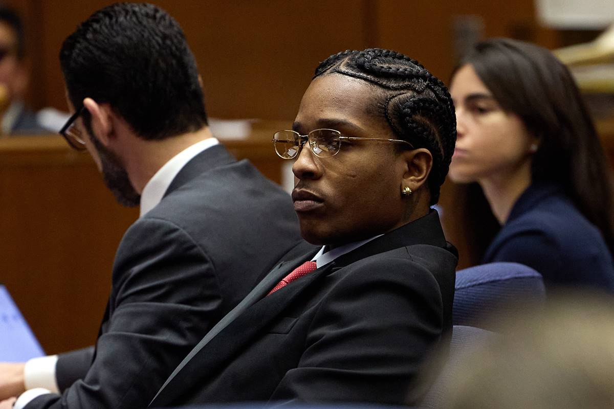Imagem colorida do rapper ASAP Rocky em tribunal, usando terno preto e óculos de grau - Metrópoles