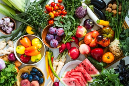 Várias frutas e vegetais em uma mesa - nutrição Metrópoles
