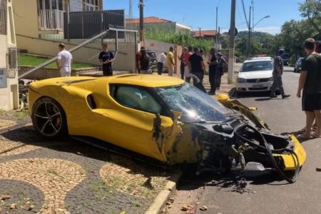 Imagem colorida mostra Ferrari 296 GTB, de cor amarela, que bateu em Campinas - Metrópoles