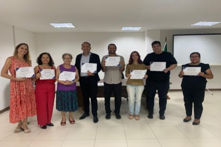 Na foto, alunos de curso de formação comunitária. No meio, com blusa listrada quadricular, Jeann Cunha, criador e coordenador do projeto