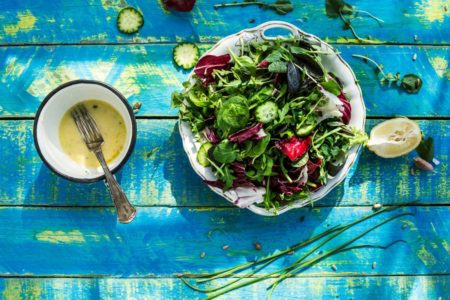 Imagem colorida de salada com espinafre