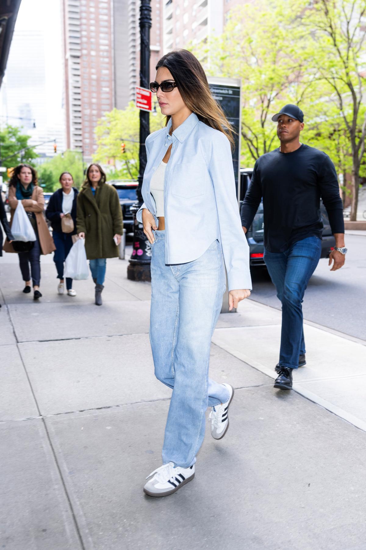 Na imagem com cor, foto da Kendall Jenner com o tênis samba, da Adidas - metrópoles 