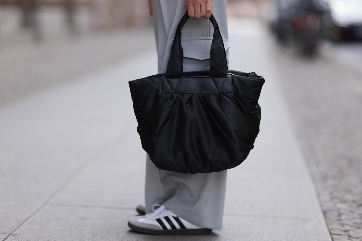 Na imagem com cor, foto do tênis samba, da Adidas - metrópoles 