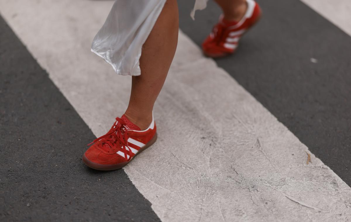 Na imagem com cor, foto do tênis samba, da Adidas - metrópoles 