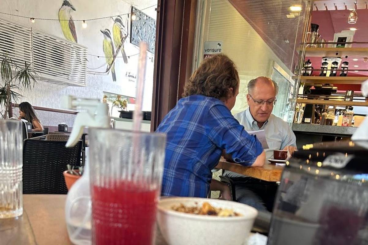 O vice-presidente Geraldo Alckmin tomando café com o presidente do Ibama, Rodrigo Agostinho