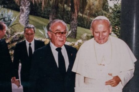 Foto de Carlos Chagas Filho conversando com papa - Metrópoles