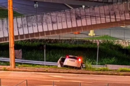 Carro que bateu em poste com motorista embriagado - Metrópoles