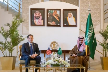 Imagem colorida mostra Marco Rubio e chanceler da Arabia Saudita - Metrópoles