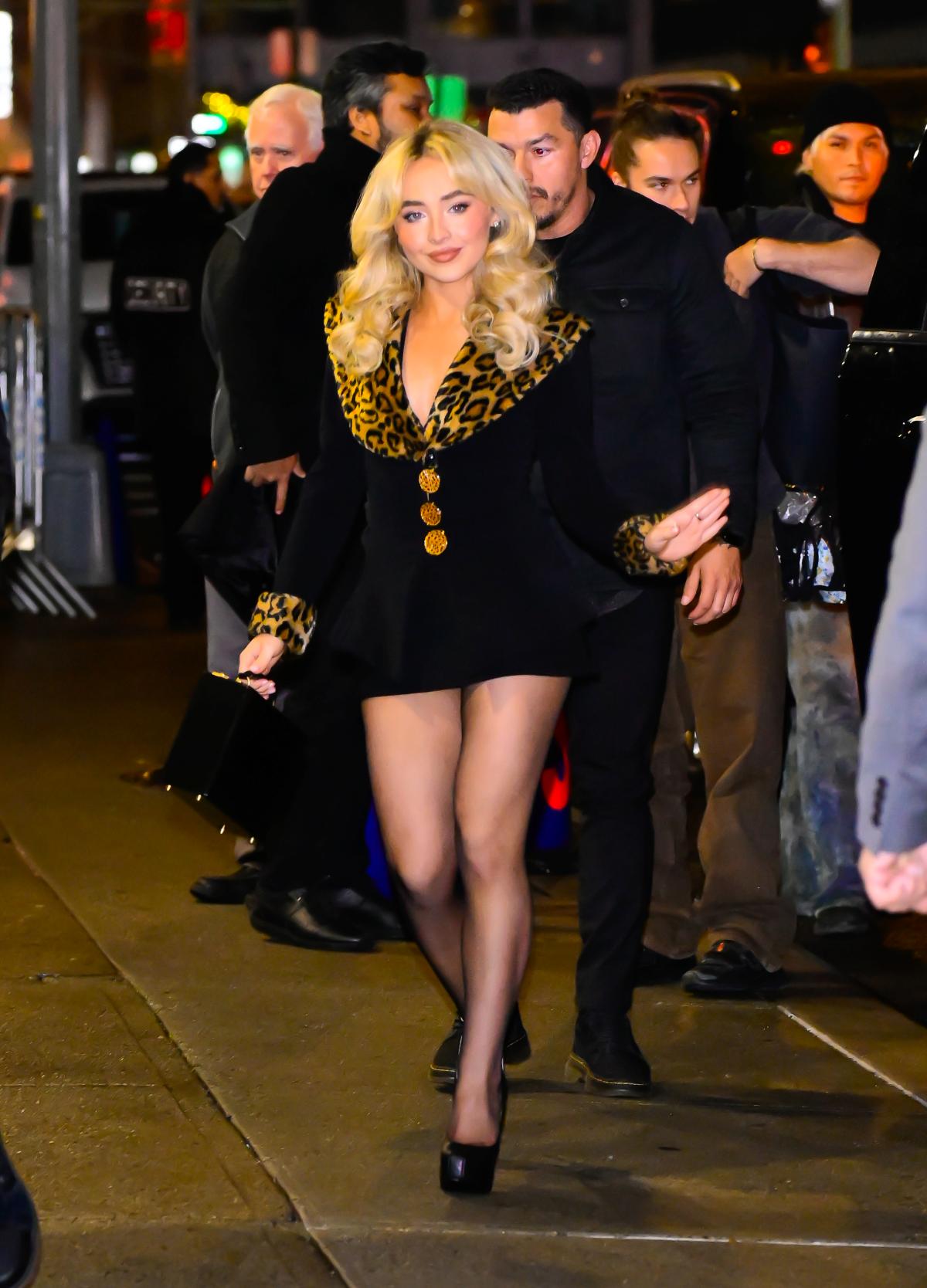 Na imagem com cor, foto de sabrina carpenter - metrópoles