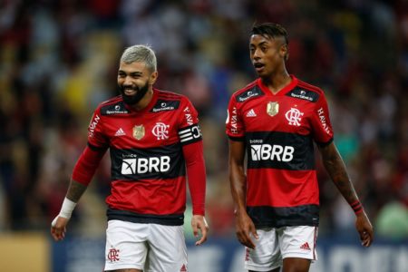 Imagem colorida de Gabigol e Bruno Henrique - Metrópoles