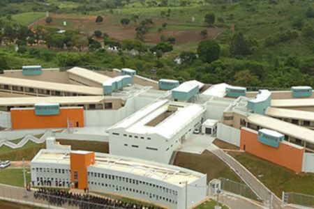 Imagem colorida, Detento é estuprado coletivamente por 4 colegas de cela em presídio - Metrópoles