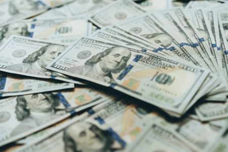 Notas de dólares empilhadas umas sobre as outras - Metrópoles