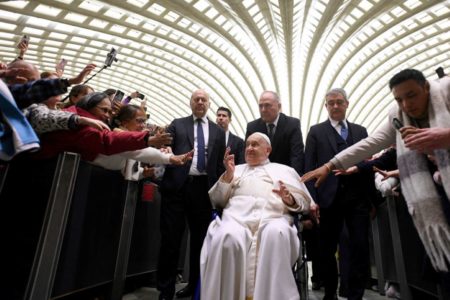Imagem colorida do papa Francisco - Metrópoles