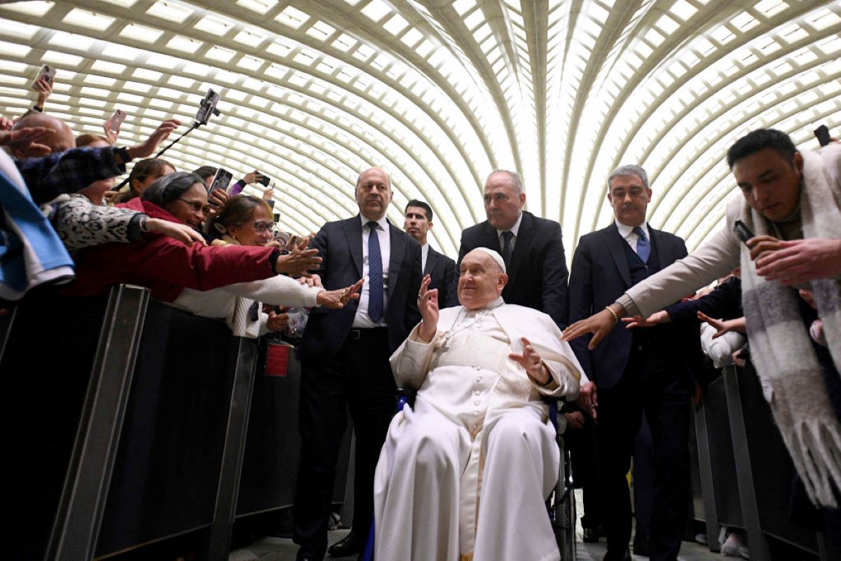 Imagem colorida do papa Francisco - Metrópoles