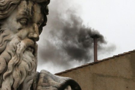 Imagem colorida mostra chaminé da Capela Sistina - Metrópoles