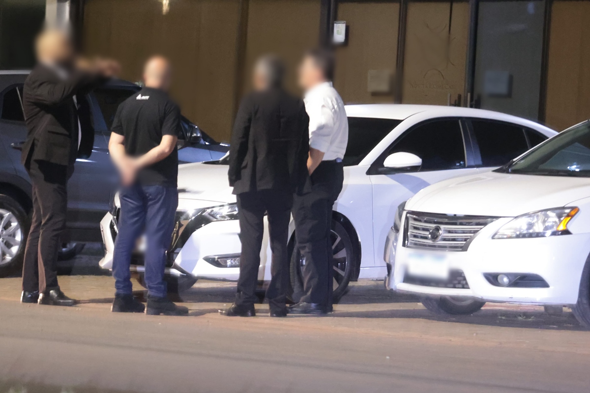 Motoristas da ANTT conversam em frente a casa de show