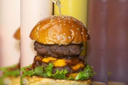 Imagem colorida de hamburguer - Metrópoles